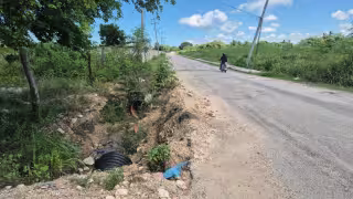 Drenaje abierto en la colonia Lázaro Cárdenas de Champotón pone en peligro a conductores