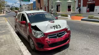 Taxista distraído destroza su unidad contra una camioneta en Guadalupe, Campeche