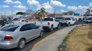 Choque entre policía ministerial y taxista bloquea vialidad en Campeche