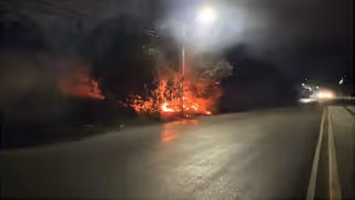 Después de un fuerte estruendo, las llamas comenzaron a propagarse.