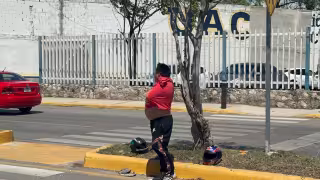 Motociclista es embestido por un colectivo en la avenida Patricio Trueba, a la altura de la Facultad de Enfermería en Campeche.