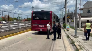 Choque por alcance contra transporte urbano Ko'ox paraliza la avenida Gobernadores en Campeche
