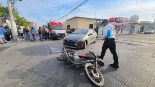 Un motociclista resultó lesionado tras chocar contra un automóvil en Campeche.