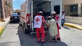 Las mujeres fueron abordadas a la ambulancia de la Cruz Roja