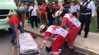 Paramédicos atendieron al motociclista, quien presentó varias heridas