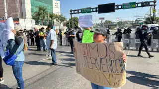 Extrabajadores de Interjet se manifiestan afuera del AICM