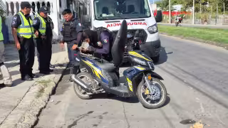 Una mujer resultó hospitalizada tras un choque entre dos motocicletas.