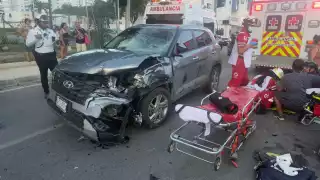 Motociclista se pasa el alto e impacta contra camioneta en la Supermanzana 510 de Cancún