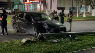 Mujer resulta herida al chocar contra un poste