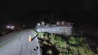 LA cisterna del remolque que se volcó tenía fuga de combustible por lo que fue necesaria la intervención de los Bomberos