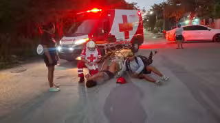 Impactan mototaxi y motocicleta sobre avenida La Selva en la Supermanzana 107 de Cancún