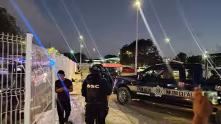 Elementos policiacos llegaron al hospital para tratar de ubicar a los sospechosos.
