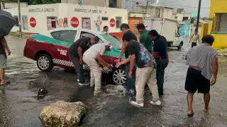 Vecinos de la colonia Pablo García ayudaron a un taxista cuyo vehículo cayó en una zanja.