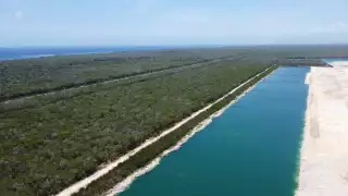 De acuerdo con el INAH, también hay cenotes de agua dulce y salada en ese sitio, que son ejemplo de la asociación templo-cueva, en muy buen estado