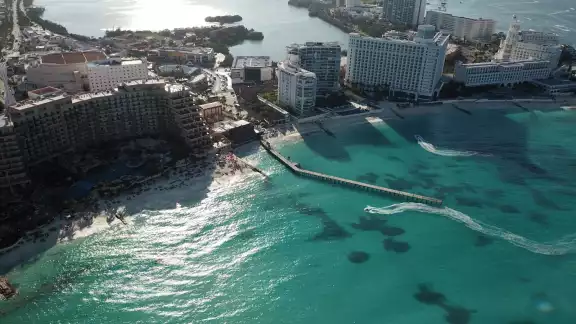 Cancún se caracteriza por sus playas de arena blanca y mar azul, que son visitadas por turistas que llegan de diversos países Cancún se caracteriza por sus playas de arena blanca y mar azul, que son visitadas por turistas que llegan de diversos países