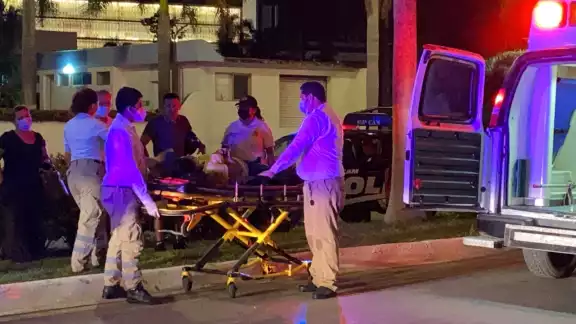 La mujer no respondía a los llamados de los testigos del accidente en Campeche que acudieron a ayudarla; pensaron que había muerto La mujer no respondía a los llamados de los testigos del accidente en Campeche que acudieron a ayudarla; pensaron que había muerto