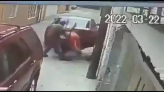 El hombre arrojó el cuerpo a la calle El hombre arrojó el cuerpo a la calle