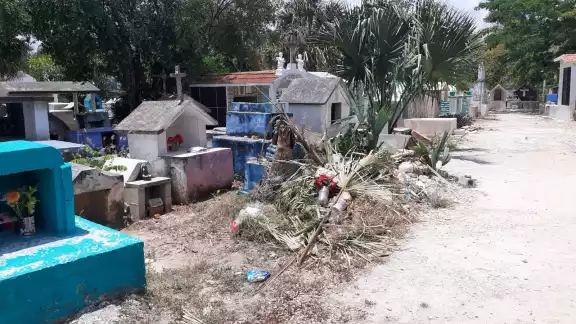 Una mujer dijo que el panteón solo se limpia una vez cada año Una mujer dijo que el panteón solo se limpia una vez cada año