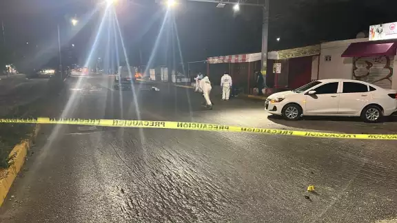 Al lugar arribaron elementos de Tránsito, paramédicos de la Cruz Roja y elementos del Servicio Médico Forense