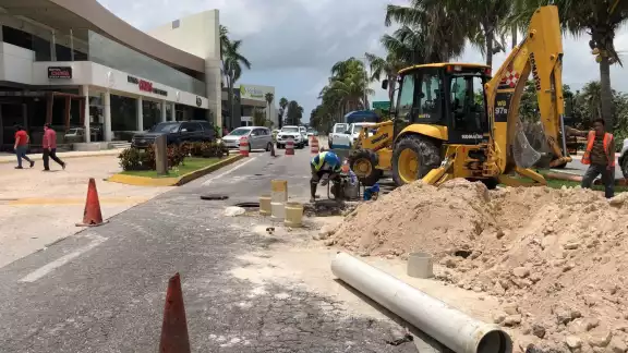 La maquinaria perforó la vía para poder realizar el mantenimiento de tubería en la Zona Hotelera de Cancún La maquinaria perforó la vía para poder realizar el mantenimiento de tubería en la Zona Hotelera de Cancún