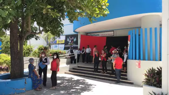 Los huelguistas en Cancún indicaron que en varias ocasiones Telmex prometió respetar los acuerdos del contrato colectivo de trabajo, pero que hasta ahora no ha respetado su palabra Los huelguistas en Cancún indicaron que en varias ocasiones Telmex prometió respetar los acuerdos del contrato colectivo de trabajo, pero que hasta ahora no ha respetado su palabra