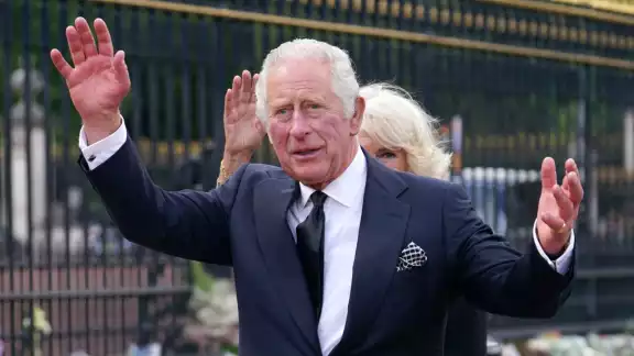 Las manos del rey Carlos II de Inglaterra están muy hinchadas y enrojecida Las manos del rey Carlos II de Inglaterra están muy hinchadas y enrojecida