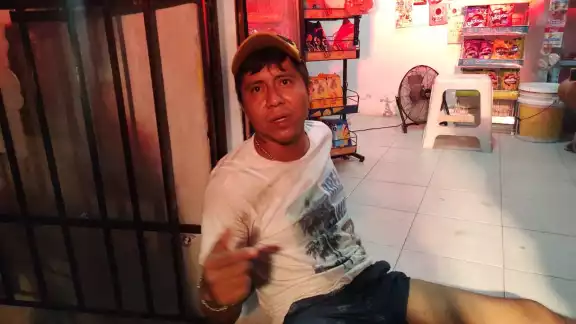 El hombre pudo escapar de la paliza y llegar a su casa
