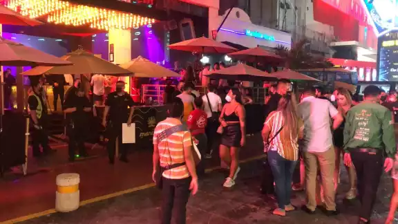 Aunque la disminución de casos ha bajado, las discotecas, bares siguen abarrotadas Aunque la disminución de casos ha bajado, las discotecas, bares siguen abarrotadas