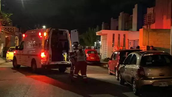 Paramédicos brindaron primeros auxilios al joven que fue baleado en Cancún