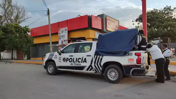 Los dos hombres fueron detenidos por asaltar un Oxxo con un arma de fuego
