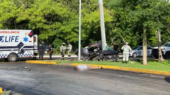 Un hombre falleció en la carretera Cancún-Puerto Morelos tras chocar con una de las señaléticas de la vía federal Un hombre falleció en la carretera Cancún-Puerto Morelos tras chocar con una de las señaléticas de la vía federal