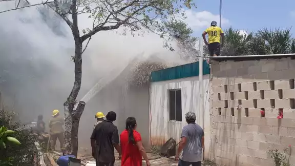Los bomberos sofocaron completamente el fuego Los bomberos sofocaron completamente el fuego