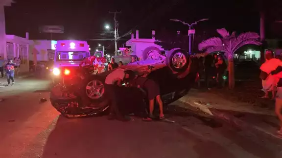 Auto choca contra otro y termina volcado en Chetumal Auto choca contra otro y termina volcado en Chetumal