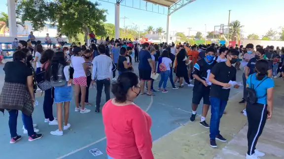 Este lunes se llevó a cabo la inmunización de adolescentes de 17 años, mientras que el martes será para los de 16 años