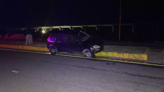 Derivado a la velocidad en la que iban, el pequeño coche terminó destruido Derivado a la velocidad en la que iban, el pequeño coche terminó destruido
