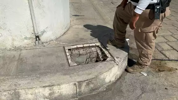 El registro de Telmex se encuentra en mal estado en el Centro Histórico de Campeche El registro de Telmex se encuentra en mal estado en el Centro Histórico de Campeche
