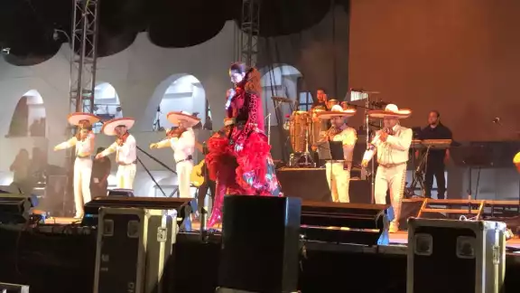 La gente se concentra en la Plaza de la Reforma y Avenida Tulum para escuchar a la cantante grupera Ana Bárbara La gente se concentra en la Plaza de la Reforma y Avenida Tulum para escuchar a la cantante grupera Ana Bárbara