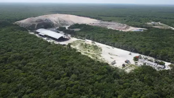 Además, esa estructura se caracteriza por su mala compactación y recubrimiento, que la vuelven peligrosa e inestable, según autoridades ambientales. Además, esa estructura se caracteriza por su mala compactación y recubrimiento, que la vuelven peligrosa e inestable, según autoridades ambientales.