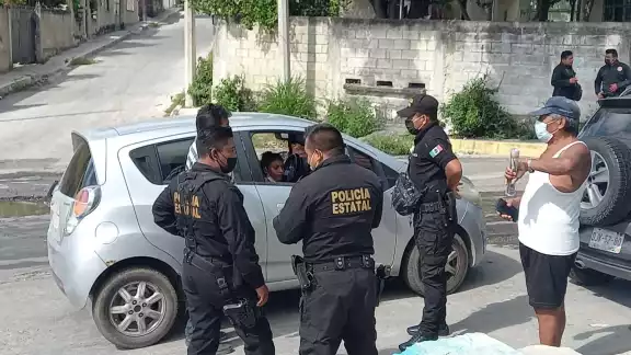 Elementos policiales arribaron al lugar, tras el reporte que hizo un vecino Elementos policiales arribaron al lugar, tras el reporte que hizo un vecino