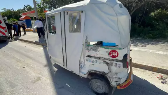 Mototaxi de Playa del Carmen provocó un accidente Mototaxi de Playa del Carmen provocó un accidente
