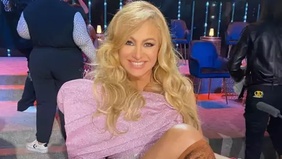 Paulina Rubio se lleva los memes tras ser captada en la playa en una situación comprometedora
