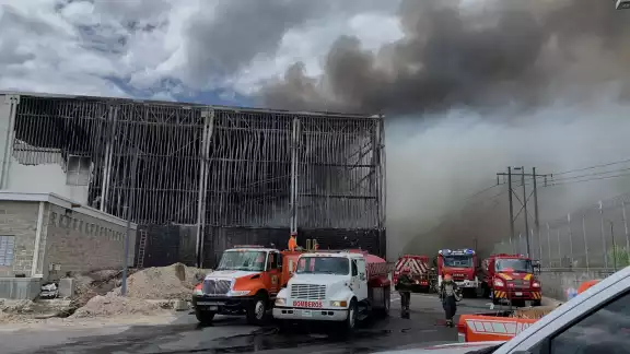 Un incendio de una bodega de medicamentos en Tlaquepaque ha dejado 200 personas desalojadas y varios bomberos heridos Un incendio de una bodega de medicamentos en Tlaquepaque ha dejado 200 personas desalojadas y varios bomberos heridos