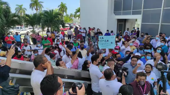 Entre empujones, gritos y consignas, inconformes acusaron a las autoridades de estar vendiendo las oportunidades de trabajo a trabajadores foráneos Entre empujones, gritos y consignas, inconformes acusaron a las autoridades de estar vendiendo las oportunidades de trabajo a trabajadores foráneos