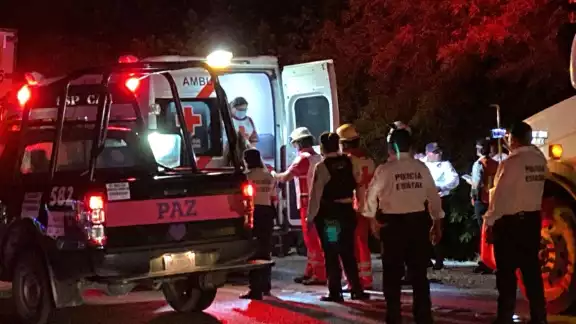 La oven intentó golpear a los uniformados mientras el chofer fue sometido y esposado La oven intentó golpear a los uniformados mientras el chofer fue sometido y esposado
