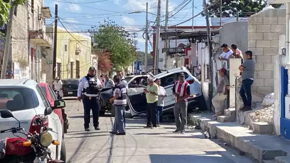 Vecinos al percatarse de la situación retuvieron al conductor