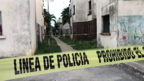 Elementos de la Policía se trasladaron a la colonia Lázaro Cárdenas para encontrar el cuerpo del joven asesinado Elementos de la Policía se trasladaron a la colonia Lázaro Cárdenas para encontrar el cuerpo del joven asesinado