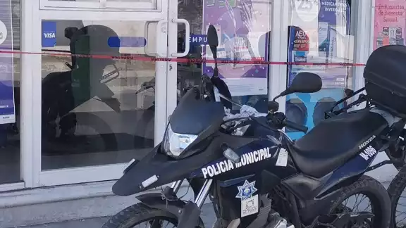 Uno de los delincuentes sacó de entre sus ropas el arma de fuego Uno de los delincuentes sacó de entre sus ropas el arma de fuego