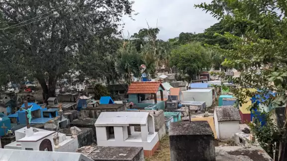 El cementerio luce muy solo en el inicio de esta mañana El cementerio luce muy solo en el inicio de esta mañana