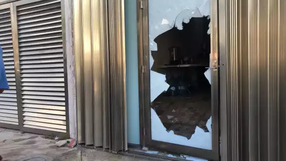 Al llegar se percataron que la puerta de unas oficinas que están a punto de iniciar labores fue rota por el abogado Al llegar se percataron que la puerta de unas oficinas que están a punto de iniciar labores fue rota por el abogado