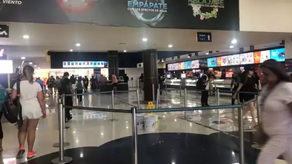El plafón del techo del cine en la plaza de la Avenida Tulum de Cancún se cayó El plafón del techo del cine en la plaza de la Avenida Tulum de Cancún se cayó